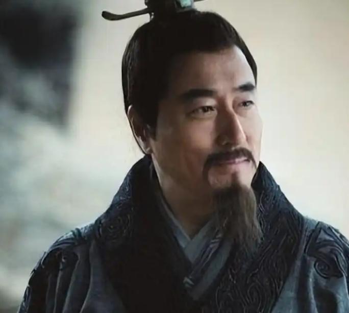 不懂军事的萧何看出了韩信的军事才华，为啥懂军事的项羽看不出萧何不懂打仗却识韩信