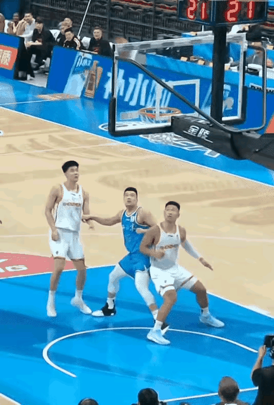 徐杰要小心了，接下来和北京队的榜首之争，一定要万分注意，像这种对头不对球的犯规，