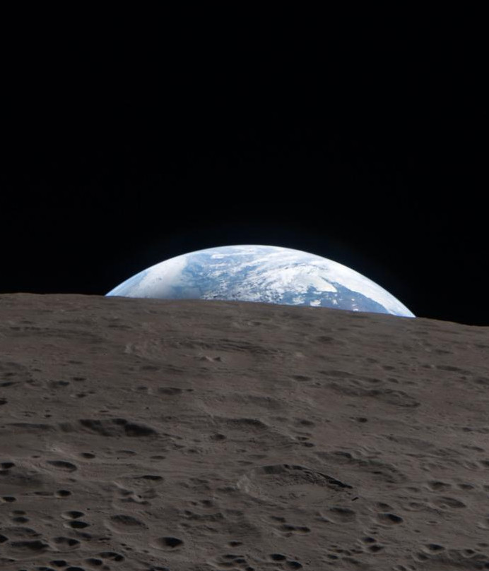 阿尔忒弥斯2号从月球轨道看地球