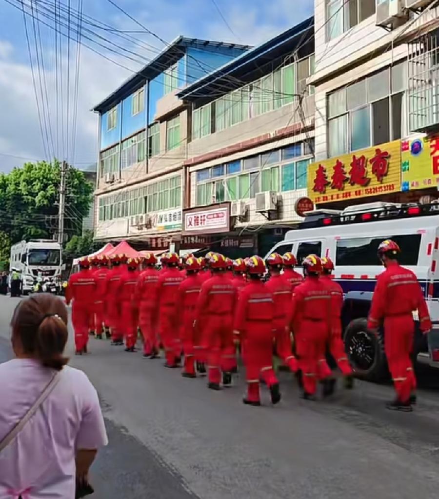 彭水救援结束了，救援人员、救援车队，一批批地统一组织离开，附近居民夹道欢送，天气