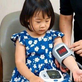 最近有个挺让人意外的事儿，一个4岁的小女孩因为血压超标去医院看病，结果这一查，把