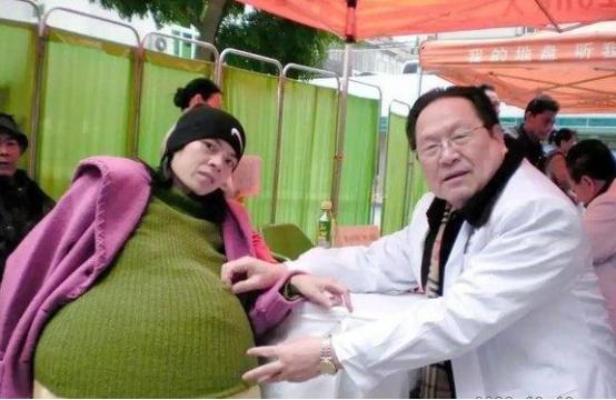 2007年，怀胎12个月的女子，在丈夫的陪同下，挺着巨肚，来到了广州医院检查，没