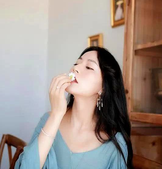 有三个人一个姓高，一个姓李，一个姓陈，三个人一起和一个女的发生了关系，结果女的怀