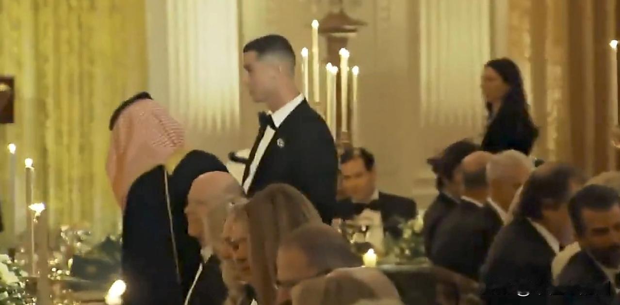 C罗携乔治娜出席了特朗普的白宫晚宴。内涵自行理解。沙特的王储穆罕默德-本-萨勒