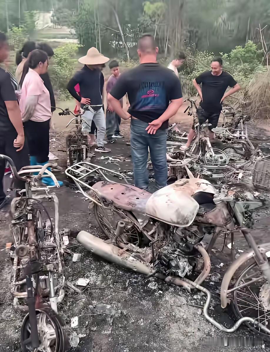 清明祭祖有的地方，烧摩托车当贡品来祭祀祖先，这真有点胡闹了，烧真实的车辆祖
