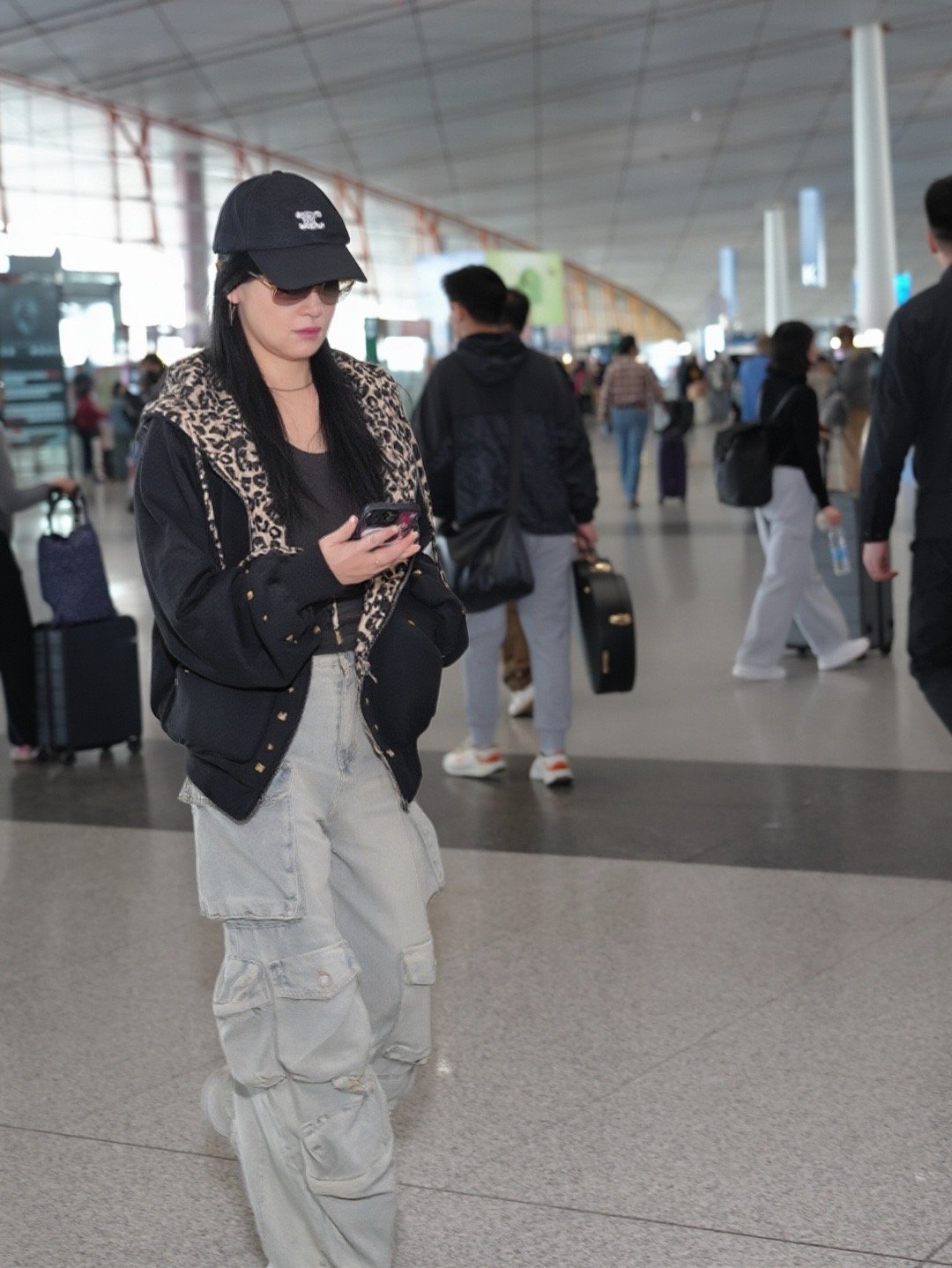 赵子琪浪姐出发路透赵子琪出发录制浪姐赵子琪启程浪姐，路透照里状态很松弛。黑色外