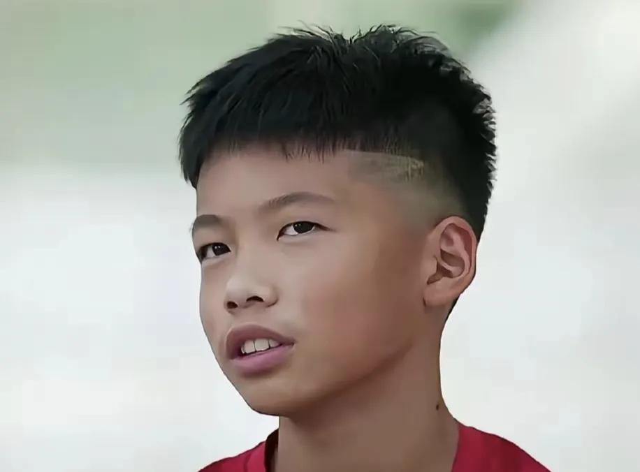 足球小将孟新艺是真敢说，半点都不留情面，一句话让国足感到羞愧刷到一段采访，12