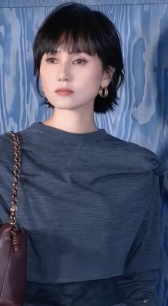 进入中年的女演员，袁泉的颜值气质靠什么一直处于不败之地。从影至今，袁泉就像刻在不