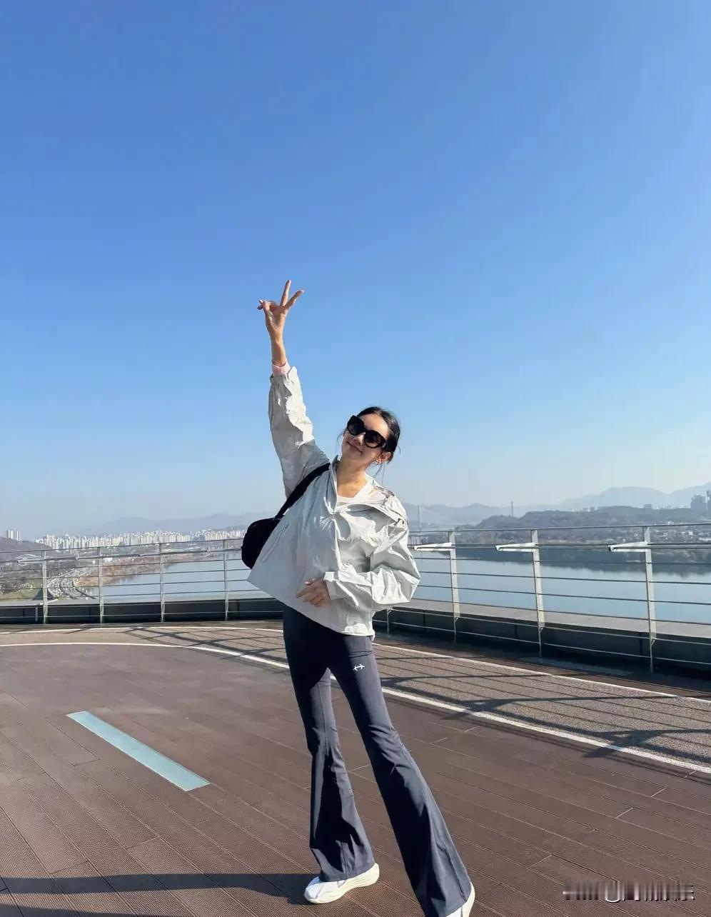 【45岁秋瓷炫户外照刷屏！大长腿抢镜，素颜状态秒杀少女】秋瓷炫又双叒叕美出