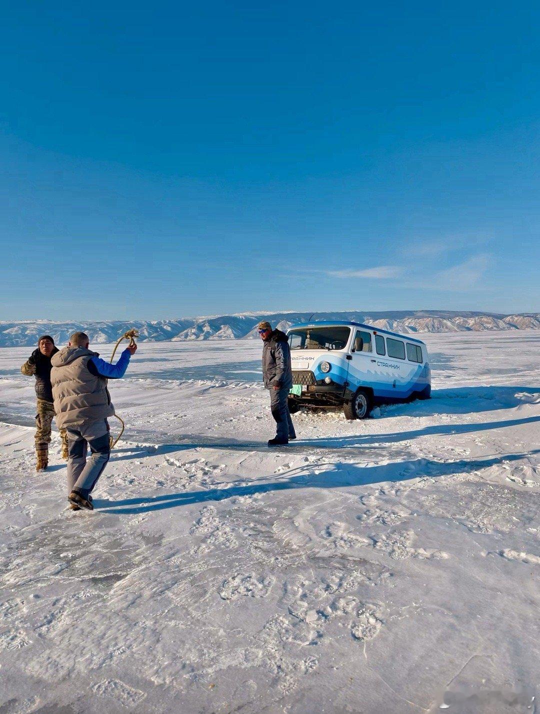 朋友刚从贝加尔湖路过！那时候已经有车陷进去了，太危险了！大家出去玩一定要注意安全