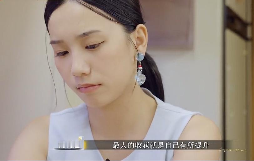 何美延这是生生把自己给整成了一个笑话！看看她最后还吐槽梁淞不爱的时候，观察室嘉宾