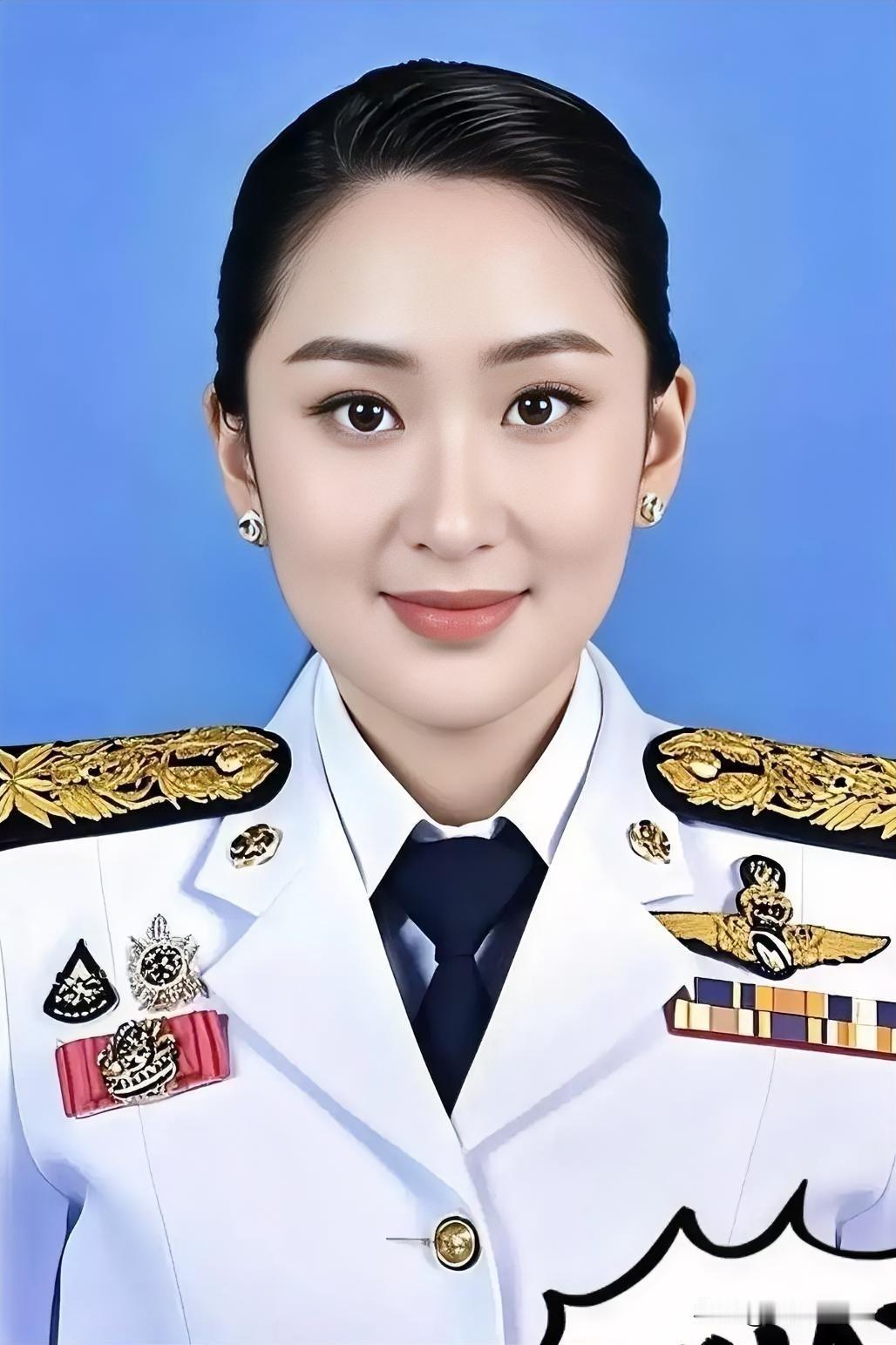 大家关心的泰国前总理佩通坦到底去哪里了？佩通坦现在正在沉甸之中，反思自己，毕竟