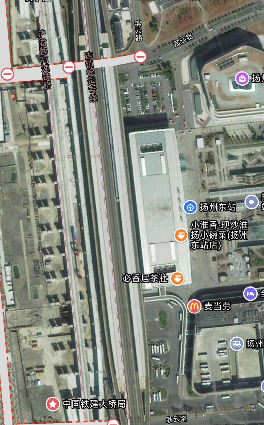 淮安东站和盐城站都采用了线上站房设计方案，而扬州东站却采用了侧式站房。扬州东站在