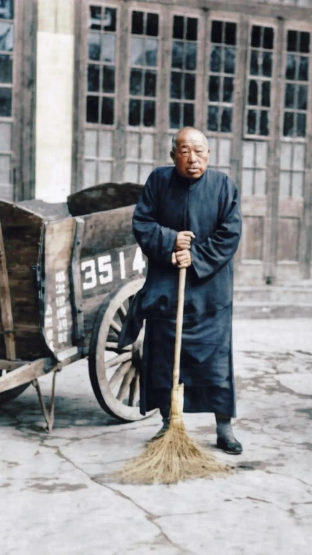 1951年，陈毅让83岁的黄金荣扫大街，蒋介石得知后感叹：陈毅真厉害。19