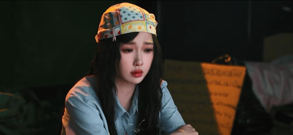 虞书欣这段酸涩不舍的演技她的哭戏很有层次，不是一开始就嚎啕大哭，而是先忍着，再哽