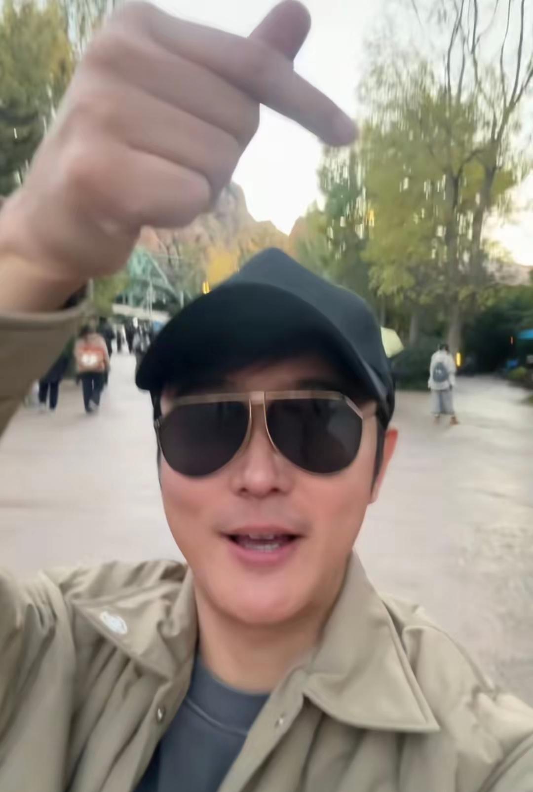 张丹峰洪欣一家4口外出游玩！家人同框画面温馨又幸福！镜头下张丹峰身穿卡其色外套