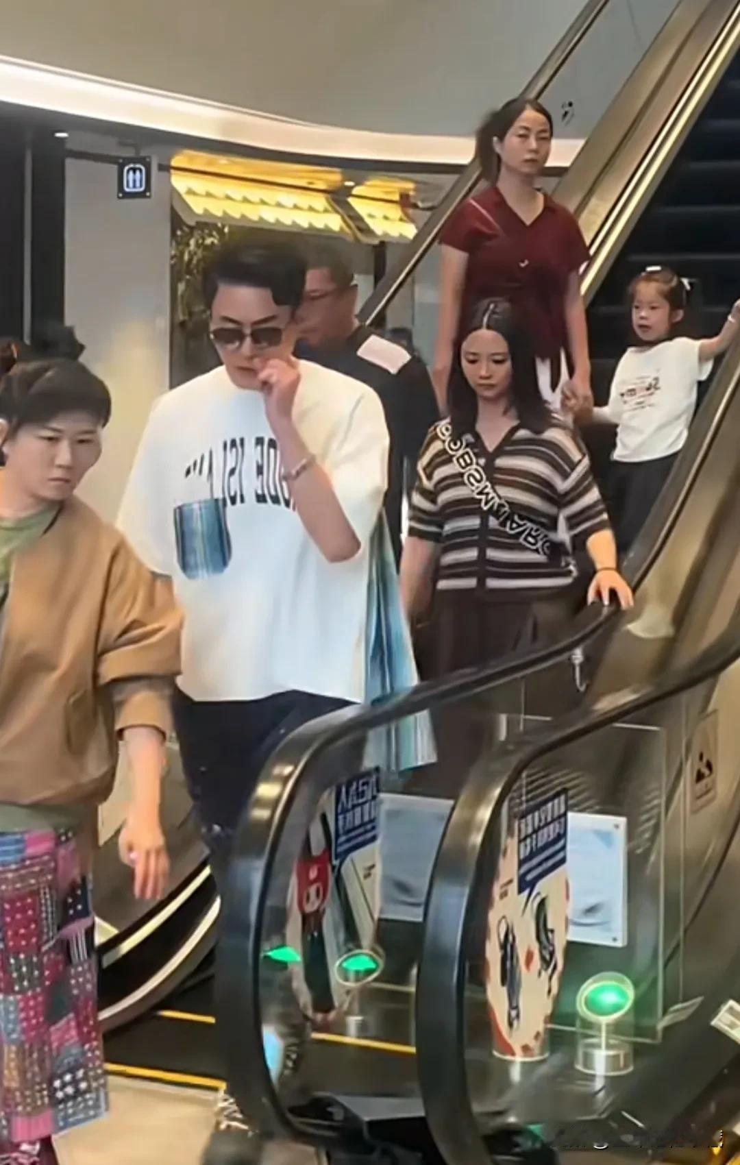 黄宗泽现身商场电梯，白色圆领T恤衫，背后披着绿色格子衬衫，这衣服太拉风了！搭配破