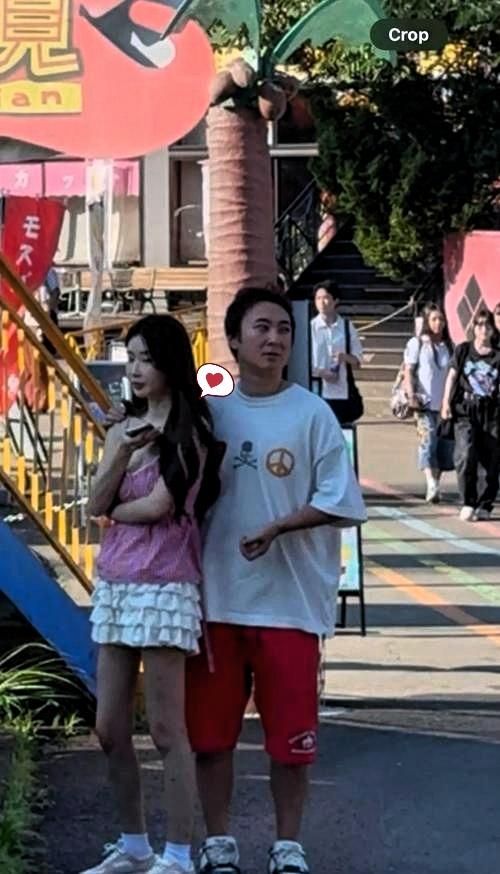 这气色一看就是纵欲过度，长期无节制透支身体（猜想）路人偶遇王思聪近期在外游玩的实