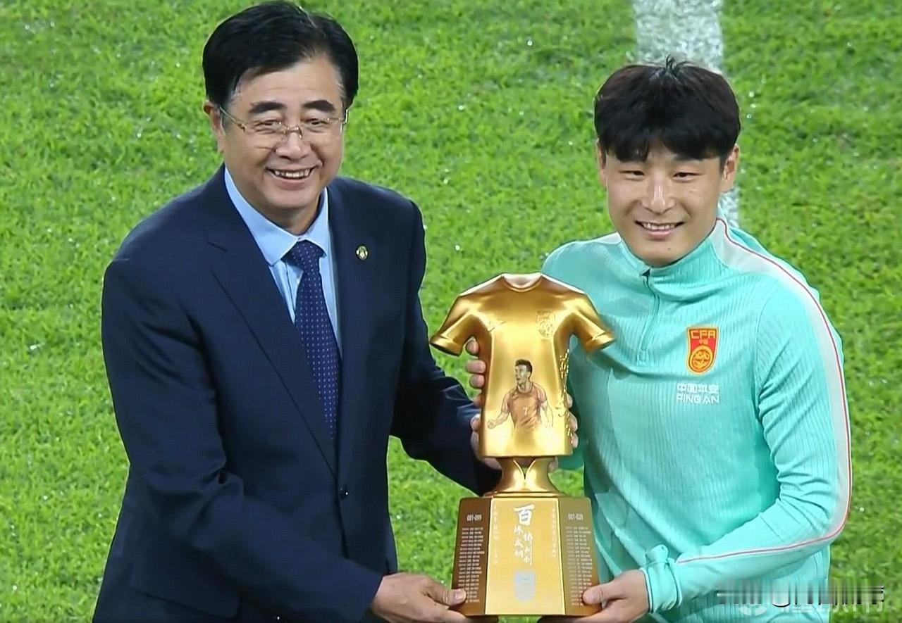 不服老不行！34岁的武磊替补登场，泰国国家队守门员弃门而出封堵张玉宁，球来到了武