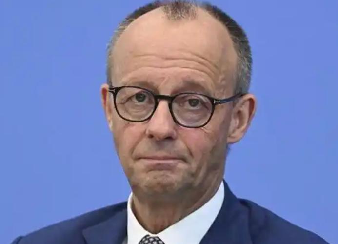 跟中国叫板救不了默茨，德国人已经在赶人了。德国总理默茨执政刚满一年，支持率已