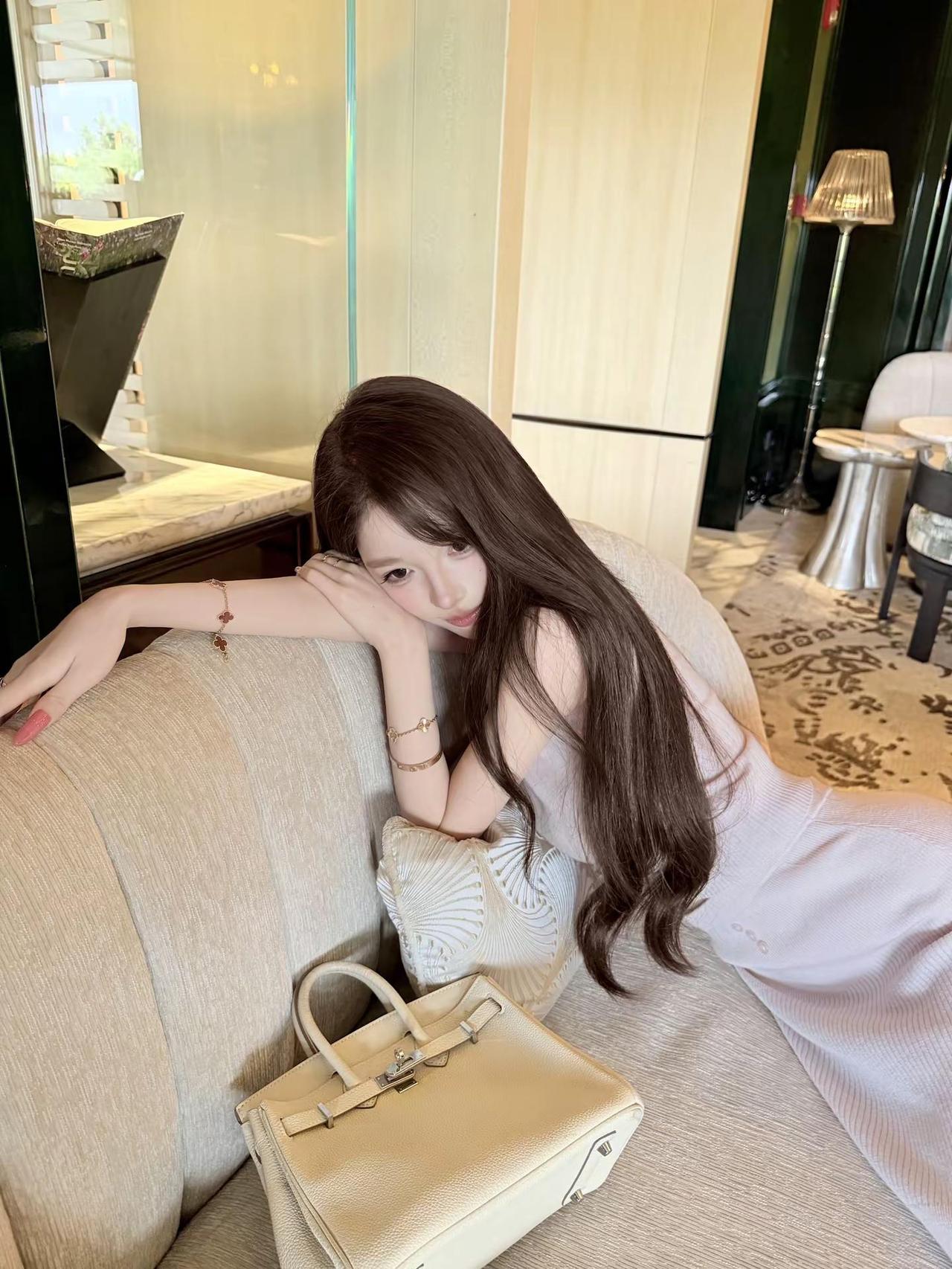 看着我的眼睛你会爱我全部吗。慵懒感look温柔ins风