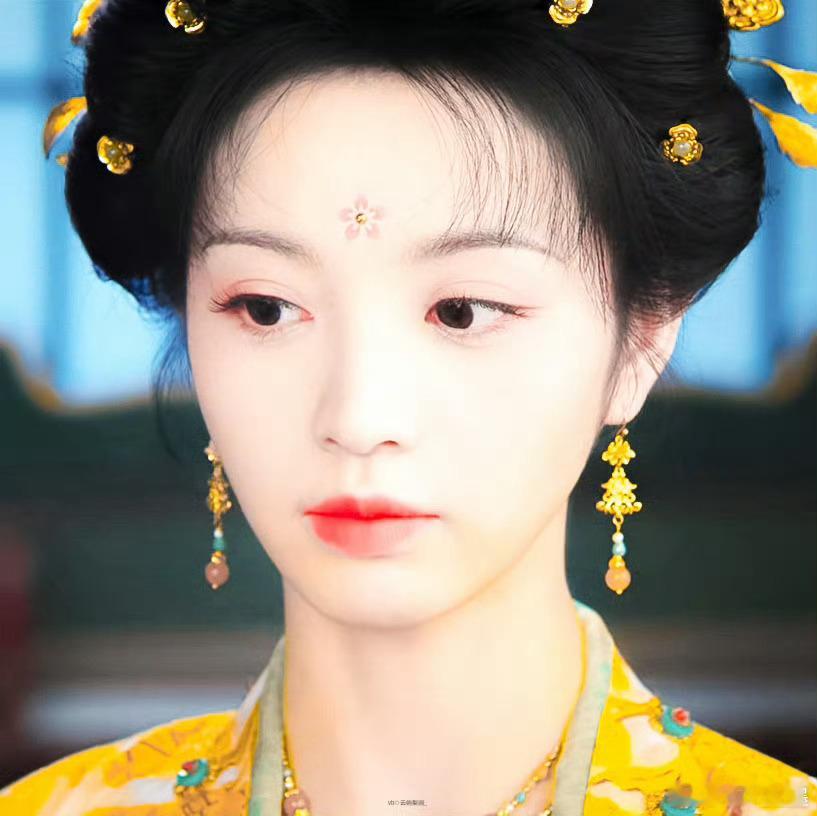 田曦薇这和真猫咪有什么区别《子夜归》里田曦薇的猫塑太绝了！抬手推窗时的慵懒随性