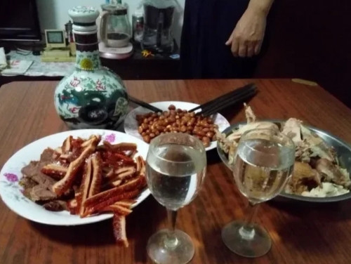 这事真稀奇，让人哭笑不得！北京，张某租了王某的房子，本来挺平常。可张某做饭手艺好
