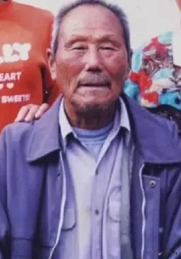 1950年，一名人高马大的土耳其士兵，见志愿军战士董明德筋疲力尽，便想趁机弄死董