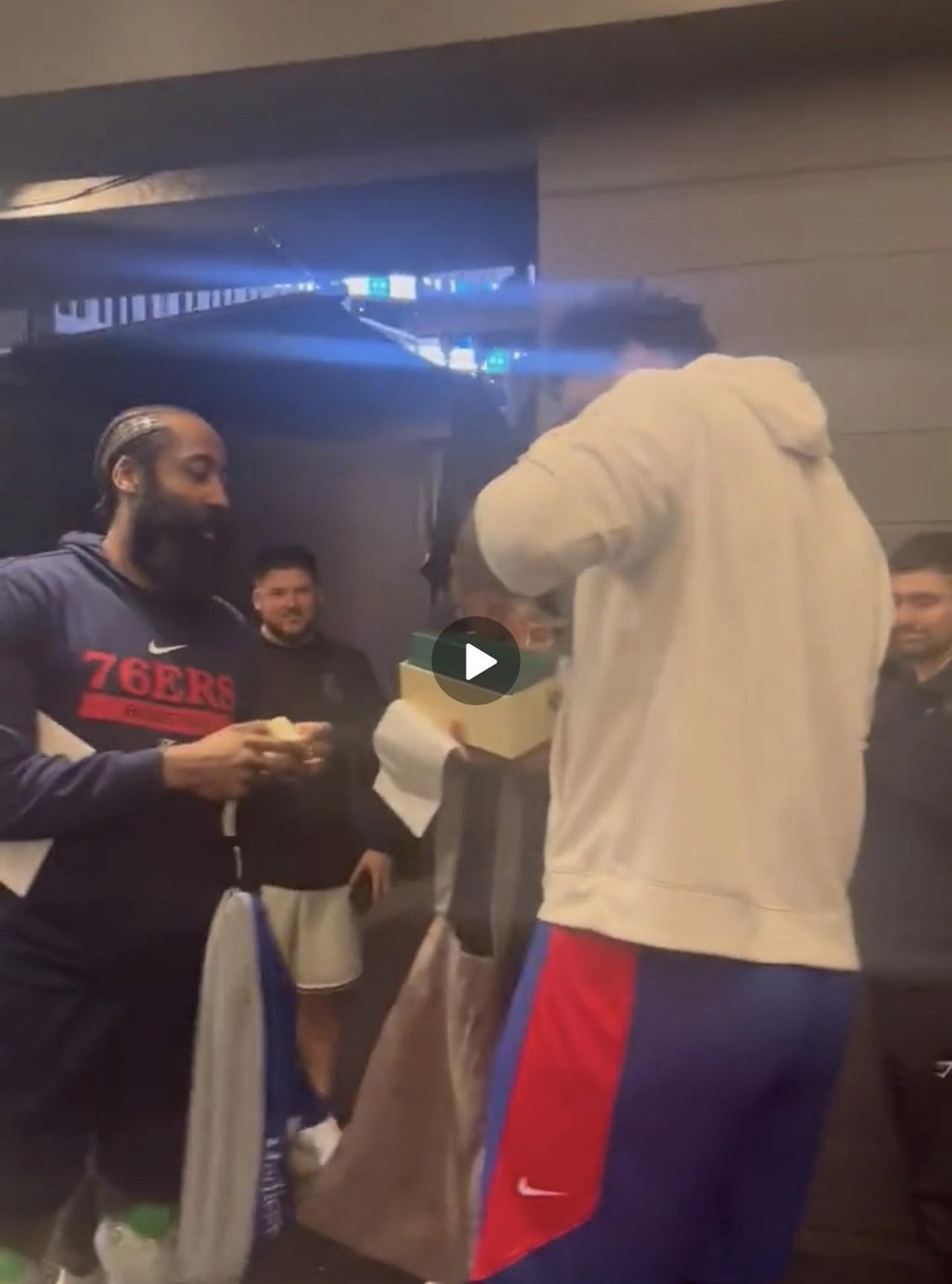 NBA球员三次送劳力士，只有哈登是大冤种！那一年，哈登在费城，是恩比德健康状态