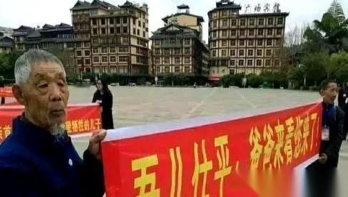 一个叫蒲运海的老人，等了儿子入伍三年。等来的不是人，是一张烈士证。他凑上去，想