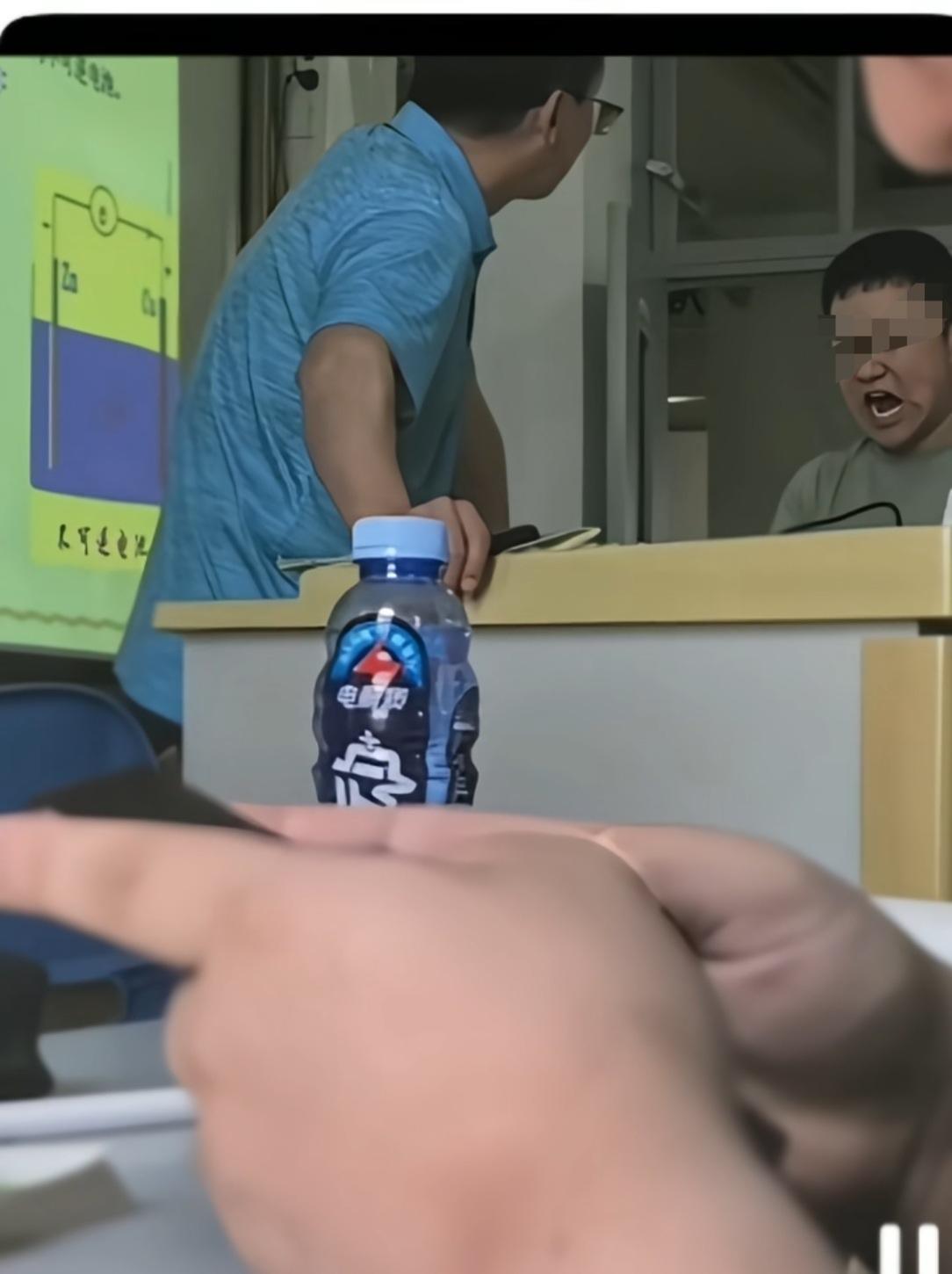 现在最紧张的不是上海二工那位老师也不是那堂课同学，而是他的舍友，不为别的，就