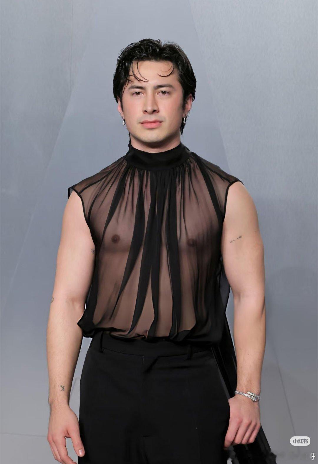 他咪咪头怎么一个上一个下