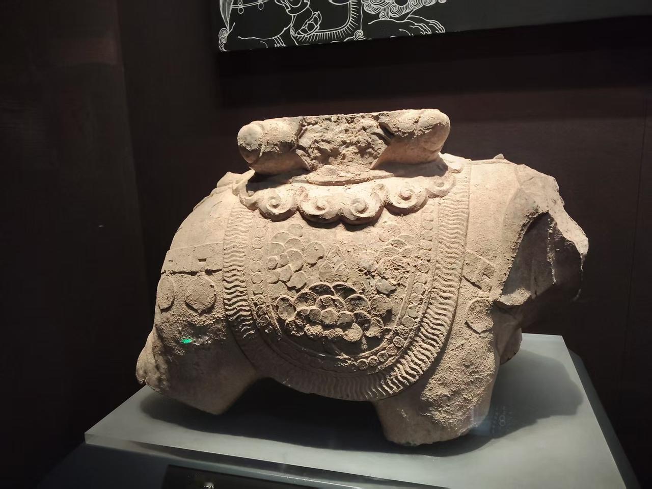 东方龙:鹰酱，听说你家100多户因为暖气管道坏了就被赶出家啦？鹰酱