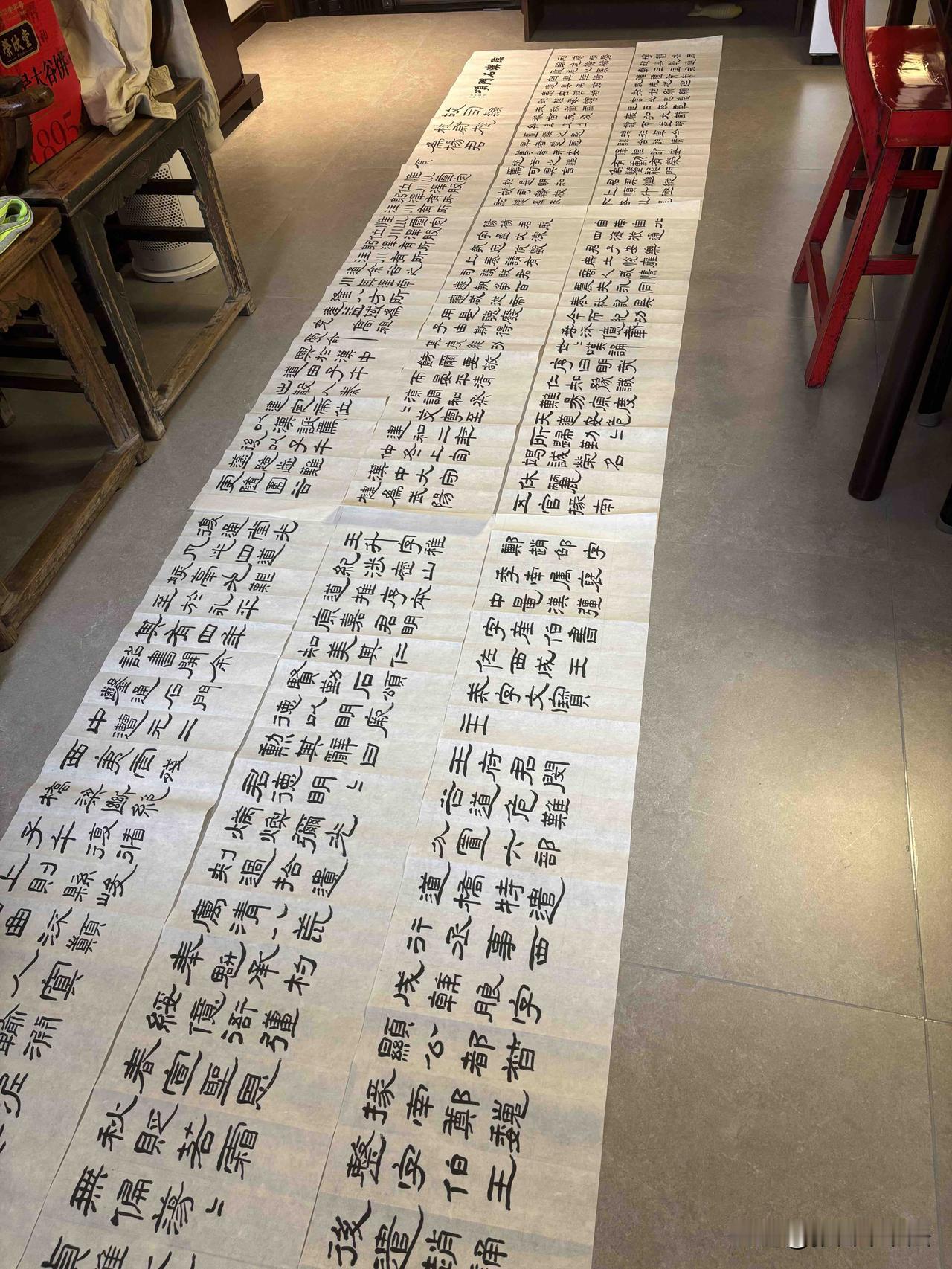 《石门颂》因是摩崖石刻，故行列并不是非常严格，且石面凹凸不规则，拓片上的字形变化
