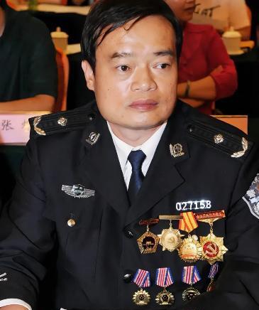 1990年，24岁的缉毒警明正彬，打入毒贩内部。哪料，在一次交接货时，一名警察突