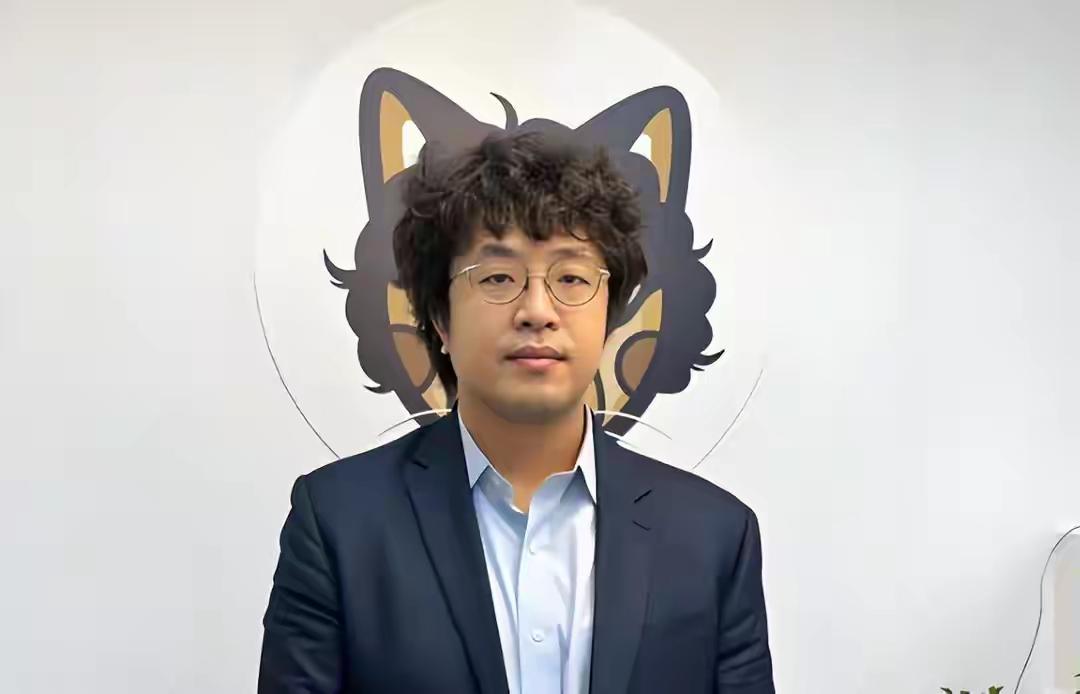 沈伯洋的惊惶：“台独”之路的尽头是审判他手中的护照突然变得滚烫。沈伯洋站在机