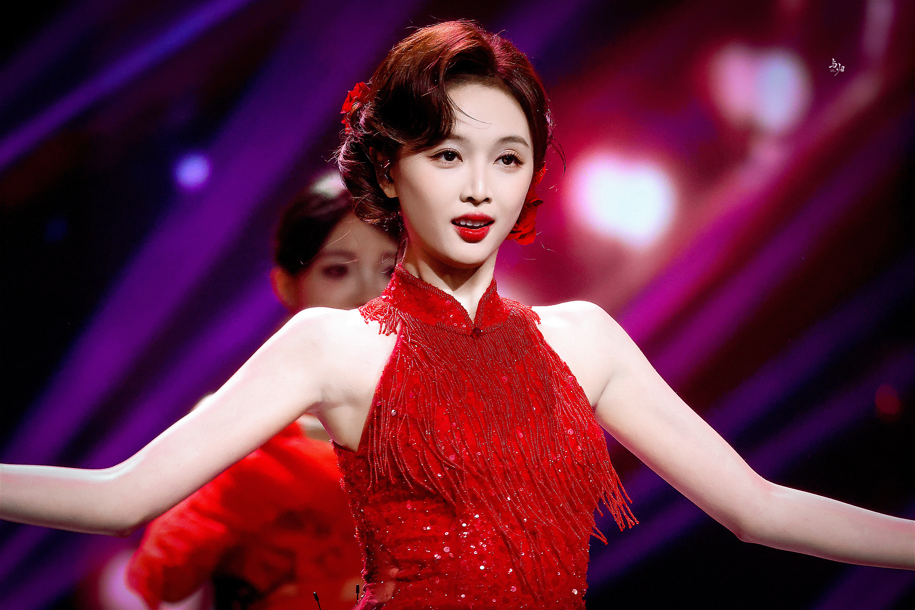 吴宣仪红裙缀星，开衩露膝，身段裹在旗袍韵里，抬眼是艳而不媚的柔。