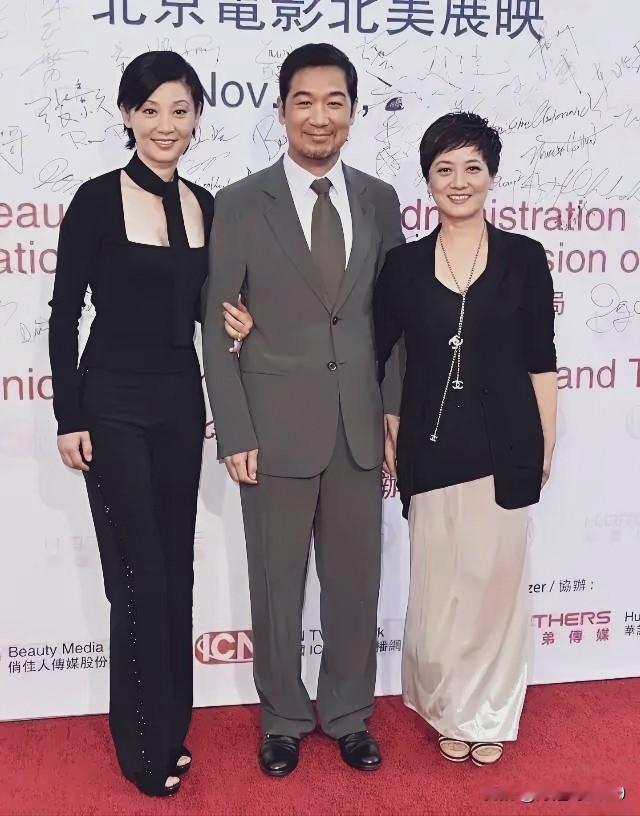从这张照片看出，邓婕果然个子不高！