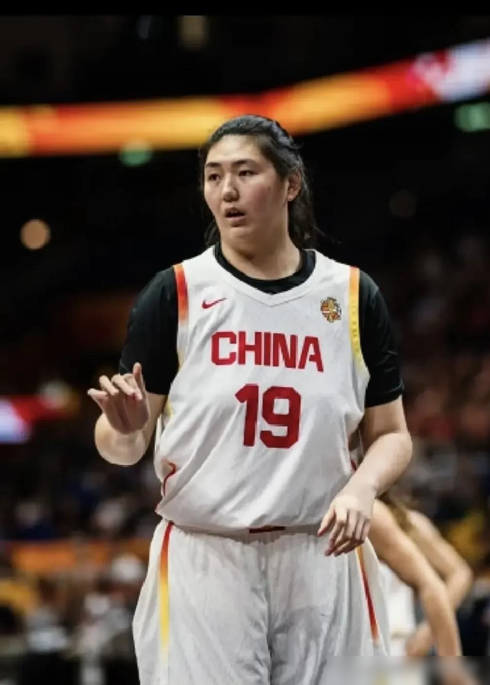 2米23的张子宇，为什么成了女篮的罪人？全网都在骂，说教练组战术死板，只会把球硬塞给内线，打法太落后