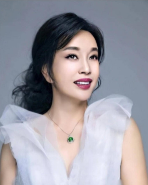 刘晓庆离婚了，记者问她：“您74岁了，为啥还折腾？”刘晓庆哈哈大笑：你说人们爱看