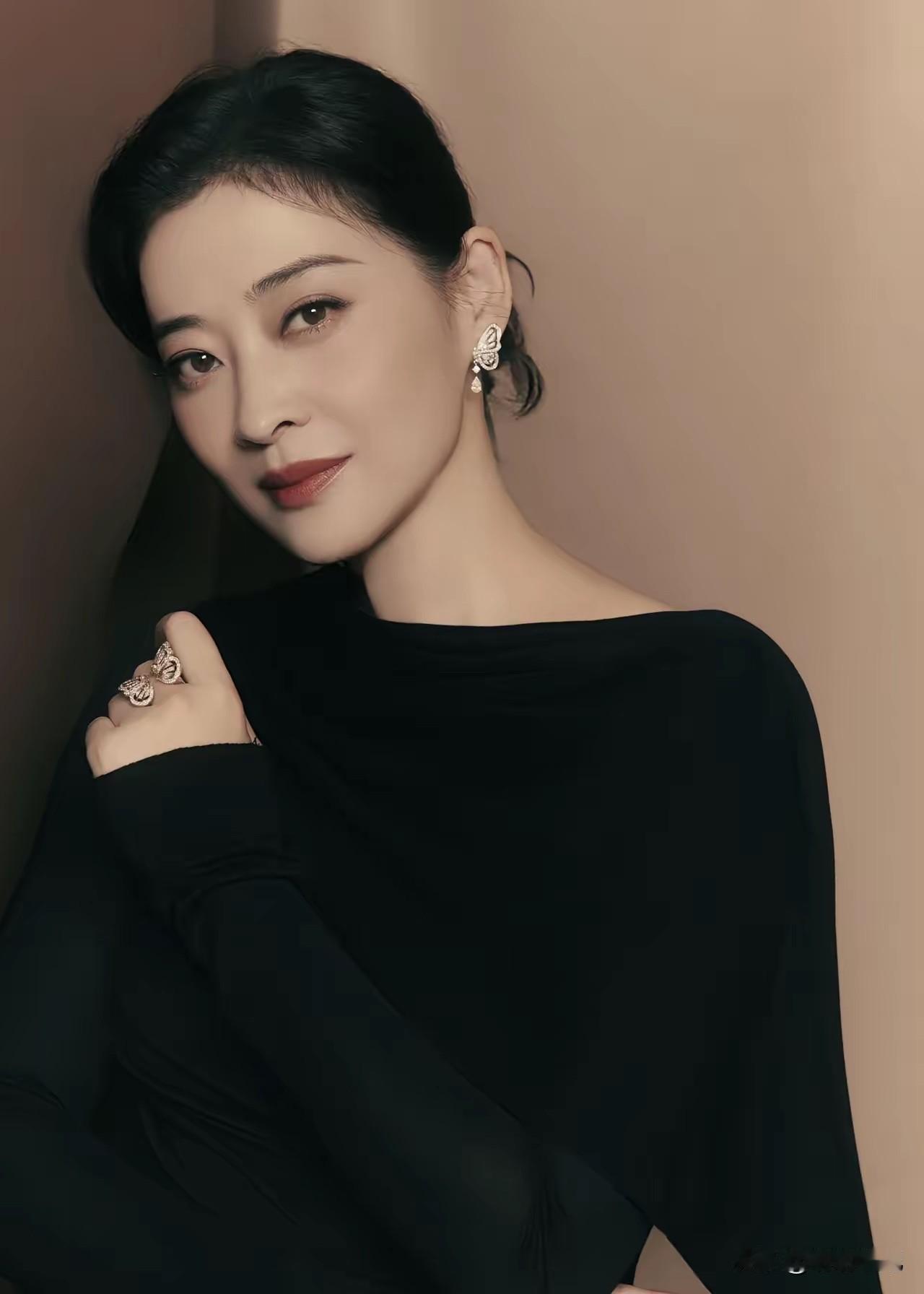 我最搞不懂的人，就是梅婷了。明明已经50岁，从来不跟风做医美，也不会刻意装年轻扮