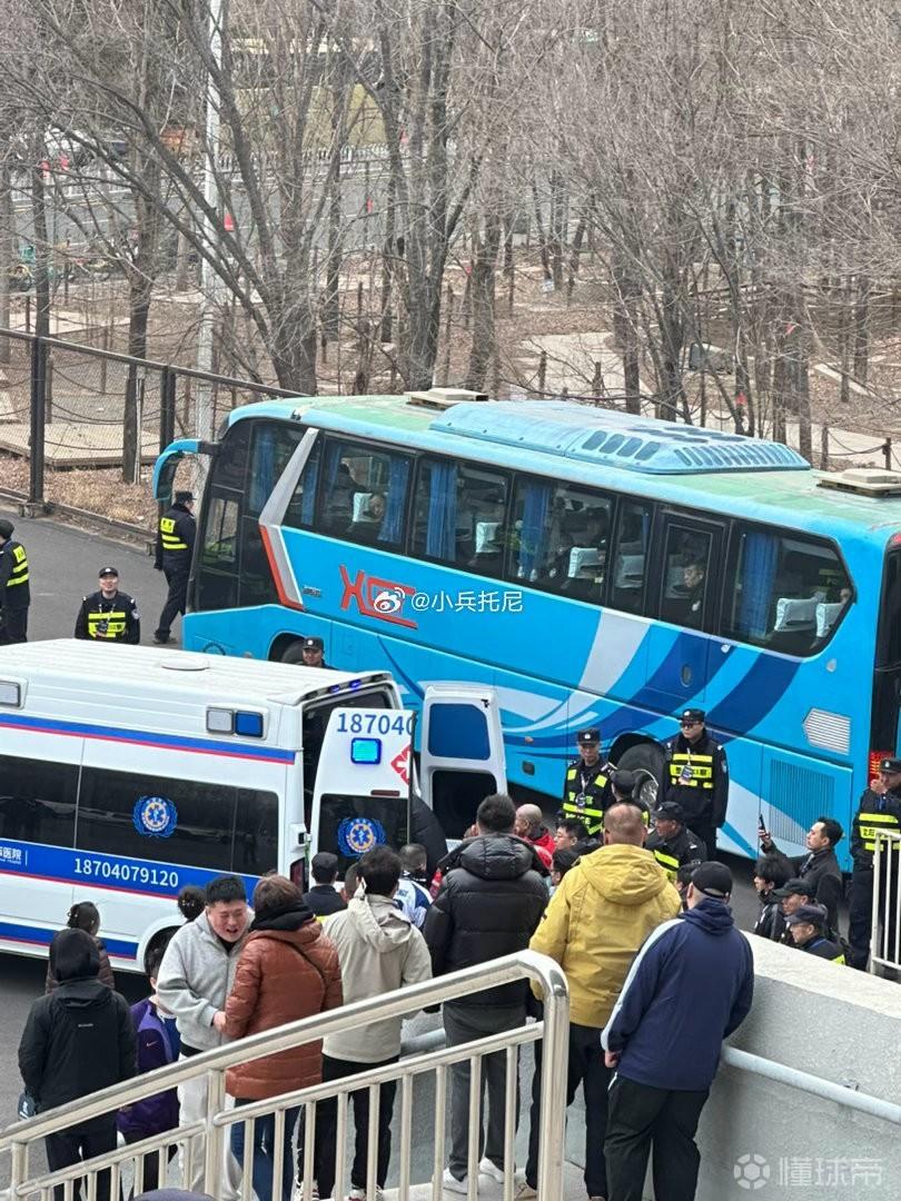 被天津津门虎气的？天津远征球迷在观赛时晕倒，被紧急送往医院！比赛中，知名博主“