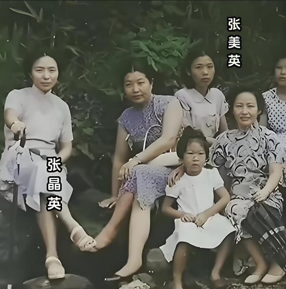 孙立人将军的两位妻子张晶英（原配）与张美英（续弦）罕见同框合影。张晶英因无法生育