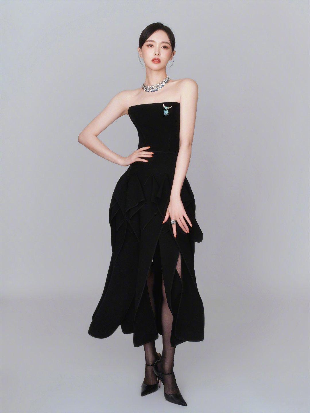 唐嫣身着Maticevski黑丝绒抹胸裙，佩戴Tiffany&Co.高级珠宝