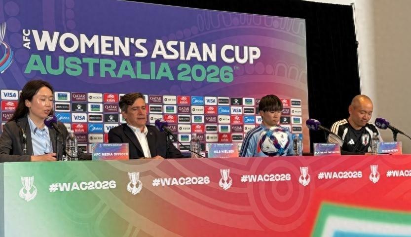 2026年3月那个春夜，日本主帅尼尔森带着前锋藤野青叶，把中日女足的差距摊