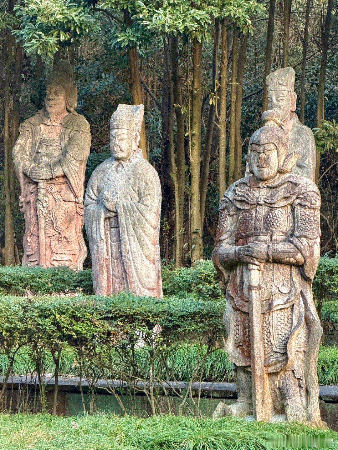 宁波东钱湖石刻群，第五批全国重点文物保护单位。这是中国最重要的南宋古迹之一，主要