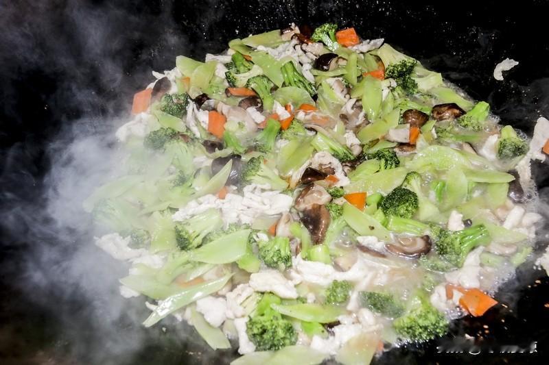 每天一道家常菜每天愁做饭、怕重复的有福啦！给大家分享几道超实用家常菜。花菜炒