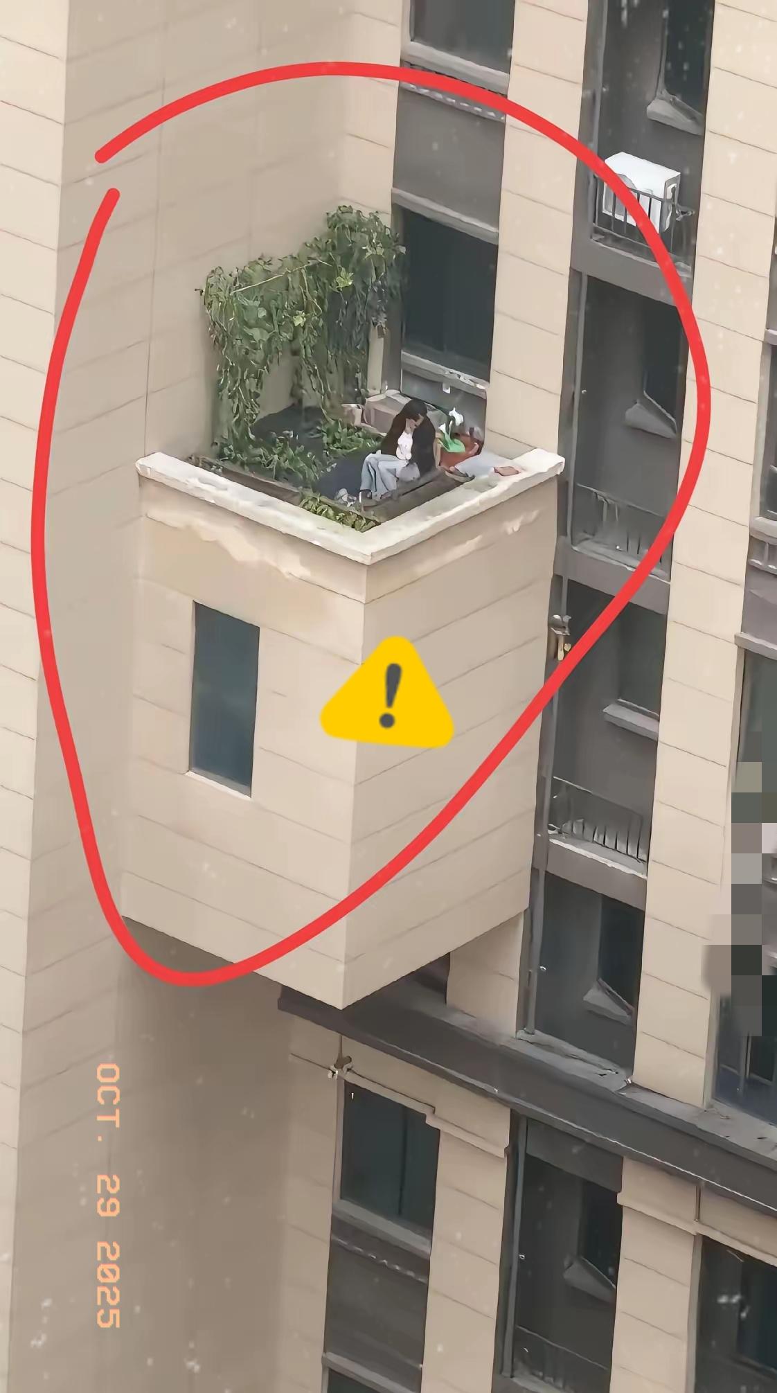 我滴妈呀！真是艺高人胆大呀！路过一个小区的时候看到的，这位女子竟然在高达11层的