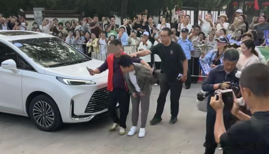 视频全网飞，这位穿红马甲的真给宝藏山西丢人了。单凭他对宇辉和刘队的态度，就根本不
