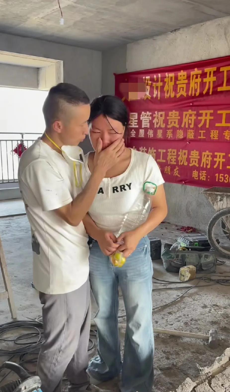 近40度的高温，丈夫还在干装修活，妻子去给丈夫送吃的，看见丈夫的一个动作，忍不住
